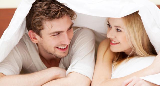 Tersenyum Bisa Meningkatkan Performa Bercinta?