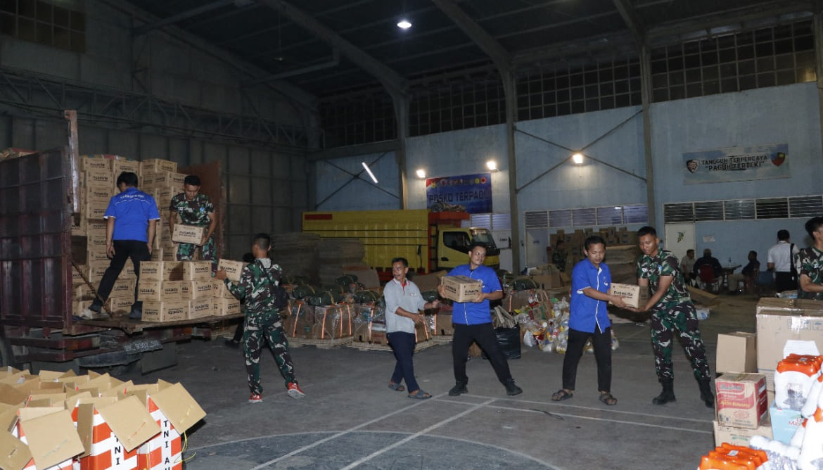 PTPN IV Kirim 10 Ton Minyak Goreng ke Daerah Terisolasi Pasca Bencana di Sumatera