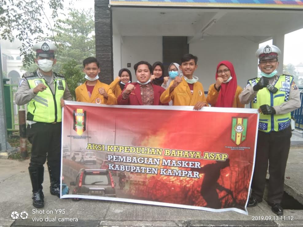 Kualitas Udara Kian Memburuk, IMM dan IPM Kampar Bagikan Masker ke Masyarakat