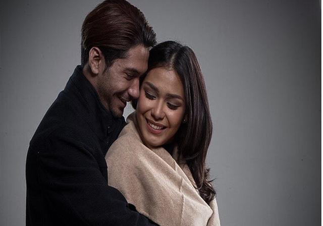 Dipeluk Mesra Reza Rahadian