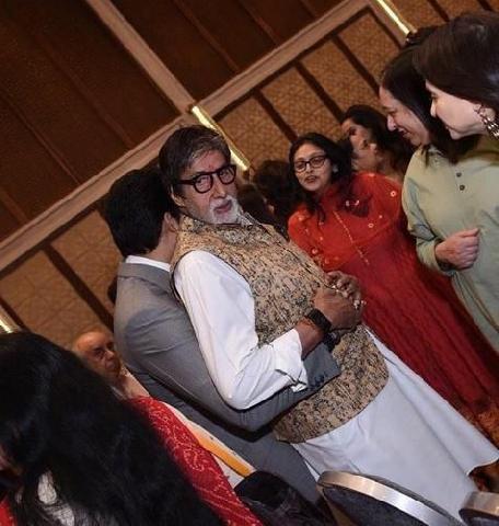 Bikin Sang Ayah Terkejut, Abhishek Bachchan Mendadak Peluk Amitabh Bachchan