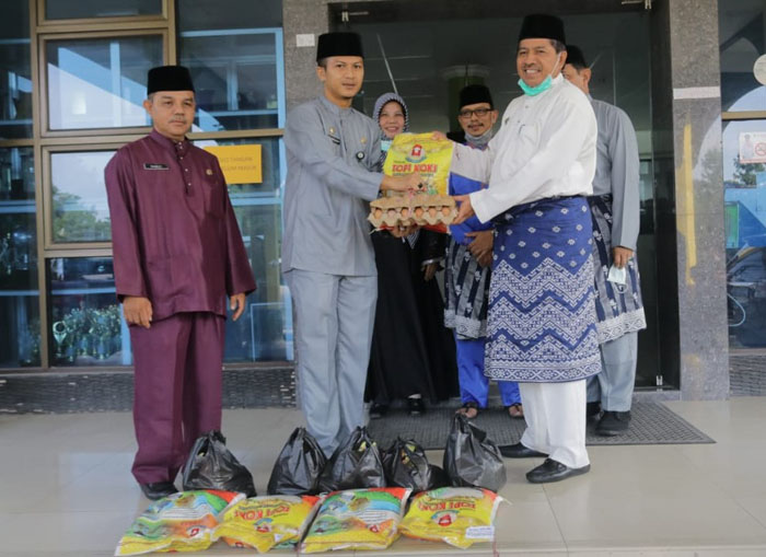 Sejumlah OPD di Siak Berasal dari Keluarga Tak Mampu, Pemkab Serahkan Bantuan Sembako