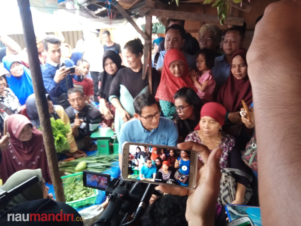 Kunjungi Pasar Cik Puan Pekanbaru, Sandiaga Uno Singgung Makin Melemahnya Rupiah 