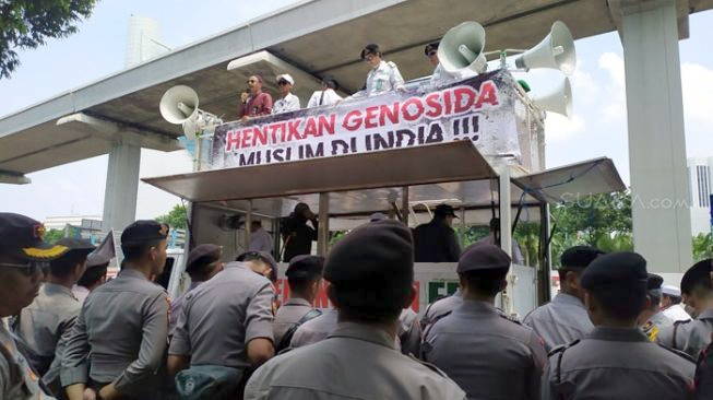Massa FPI Sindir Jokowi: China Kena Corona Dia Perhatian, Muslim Uighur Dibantai Dia Mingkem