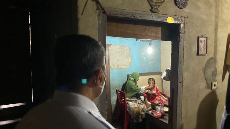 Respons Cepat Melalui Medsos, Gubri Bawa Dokter Temui Lansia di Gubuk Kecil Sukajadi Pekanbaru