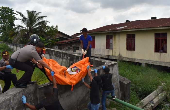 Sesosok Mayat Perempuan Ditemukan Dalam Parit di Jalan Yos Sudarso Pekanbaru