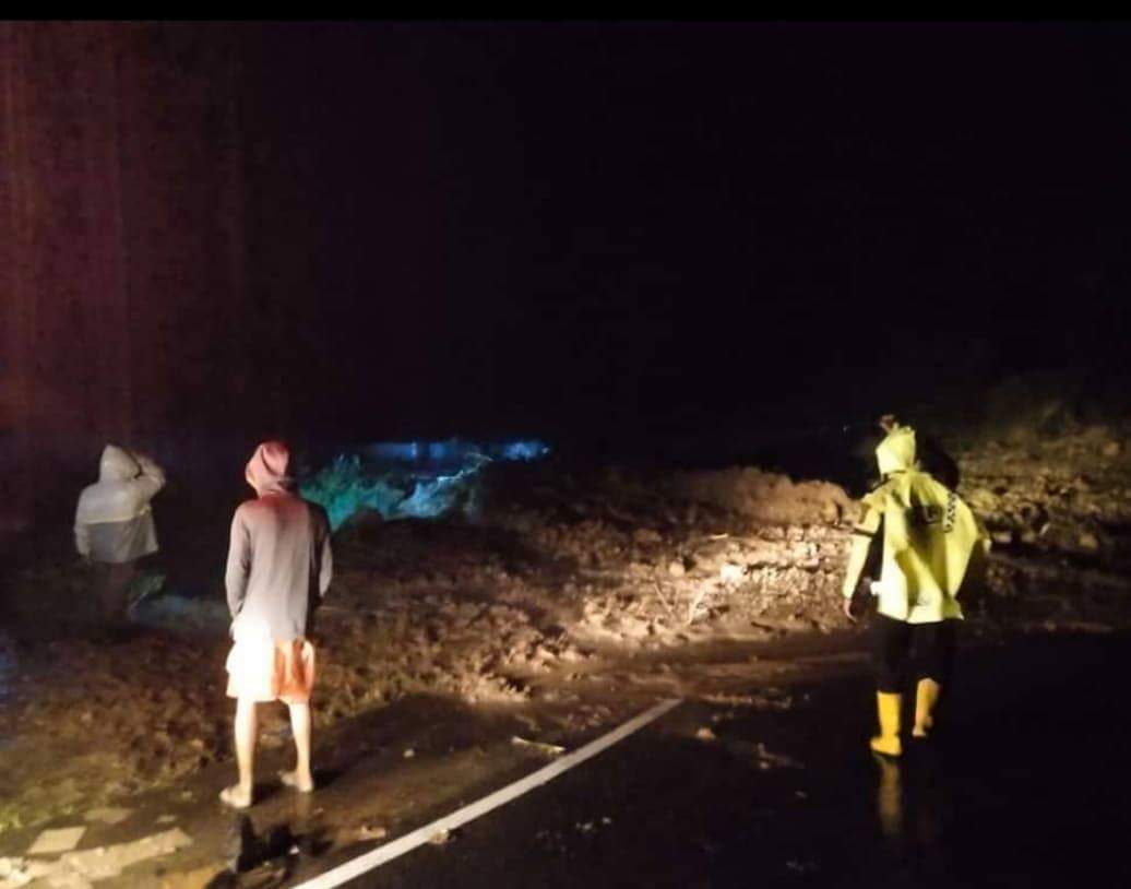 Ratusan Kendaraan Terjebak Longsor di Jalan Sumbar-Riau