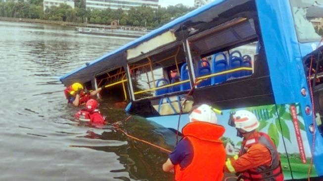 Sopir Mabuk Miras Ceburkan Bus ke Danau, 20 Penumpang Tewas