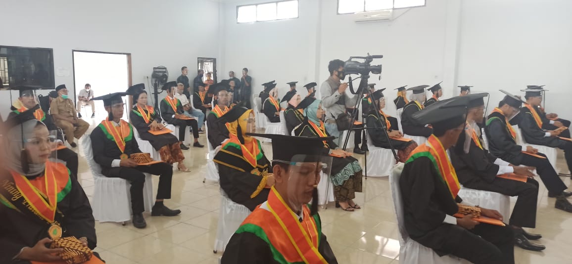 AKN Pelalawan Lepas 43 Wisudawan D2