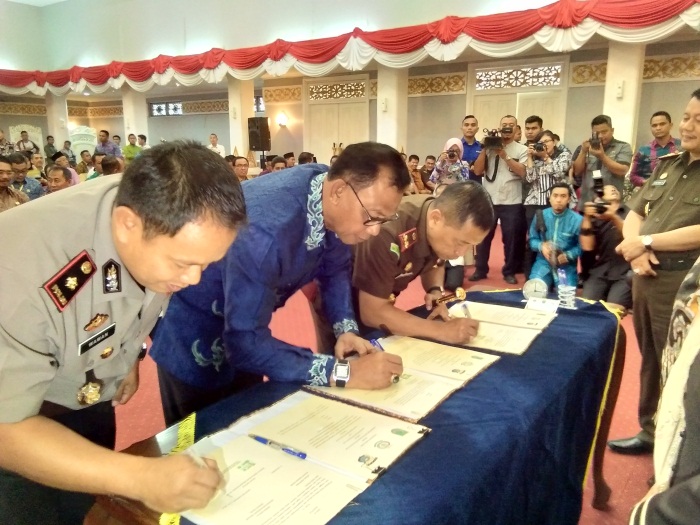 Bupati Rohil Teken MoU Kerja Sama APIP dan APH Kabupaten/Kota se-Riau
