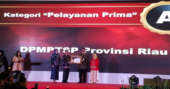 DPM-PTSP Riau Terima Penghargaan, Diserahkan Langsung Menpan RB kepada Gubri Syamsuar 
