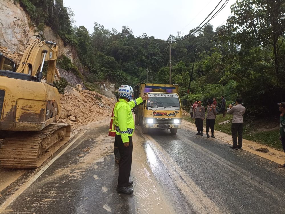 Longsor, Jalan Lintas Riau-Sumbar Km 81 Pakai Sistem Buka Tutup
