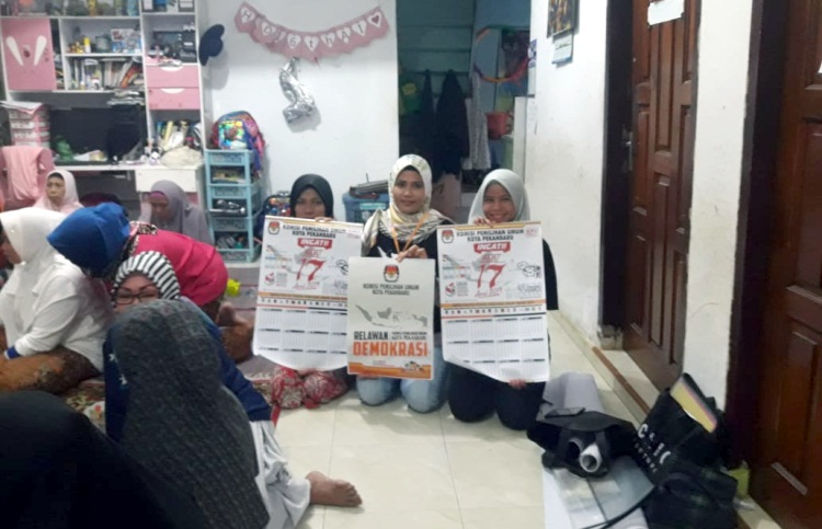 Relawan KPU Pekanbaru Gelar Sosialisasi Pemilu di Posyandu Beringin