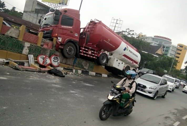 Ini Alasan Sopir Terpaksa Banting Stir Hingga Truk Panjat Pembatas Flyover di Pekanbaru