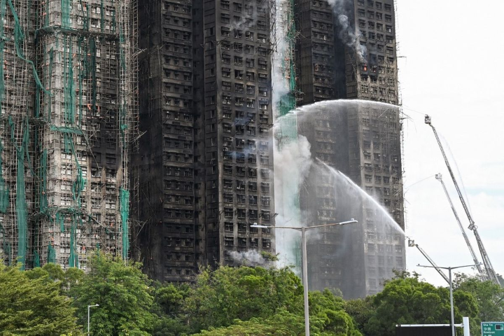 Warga Hong Kong Boikot Pemilu Usai Kebakaran Apartemen Tewaskan 159 Orang