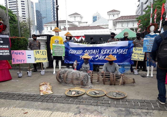 Massa Bawa Ikan Busuk Demo Tolak Reklamasi Ancol di Depan Kantor Anies