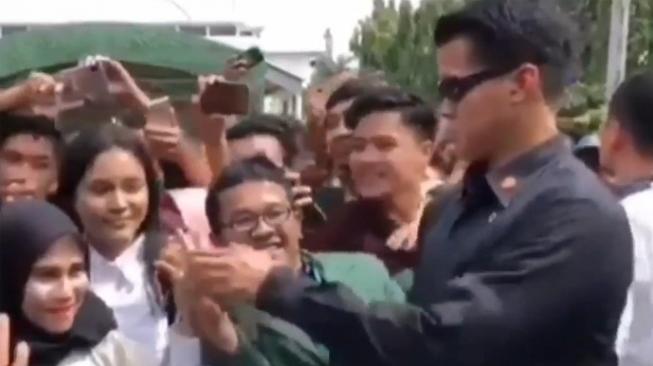 Viral Video Paspampres Larang Pose Dua Jari di Depan Jokowi, Ini Penjelasannya