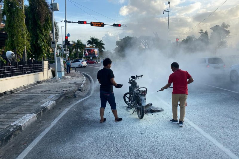 Bikin Heboh Warga, Sepeda Motor Terbakar di Depan Mapolda Riau, Begini Kejadiannya