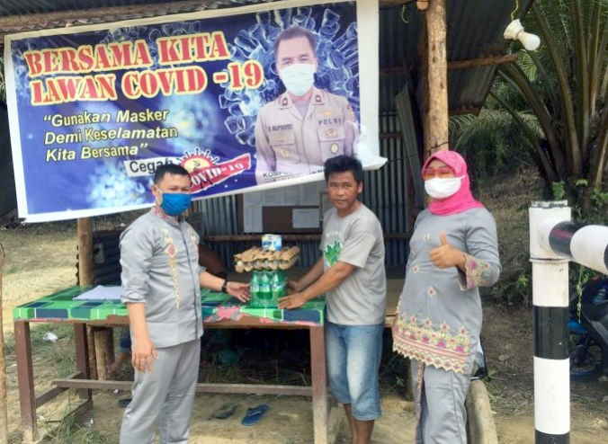 Anggota DPRD Siak Suryono Bagikan Makanan dan Minuman ke Petugas Posko Covid-19