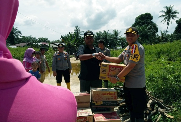 Polres Rohil Bantu Korban Banjir di Kecamatan Rantau Kopar