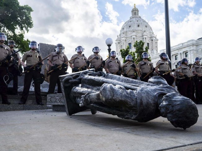 Dianggap Simbol Genosida, Patung Christopher Colombus Dirobohkan Pendemo