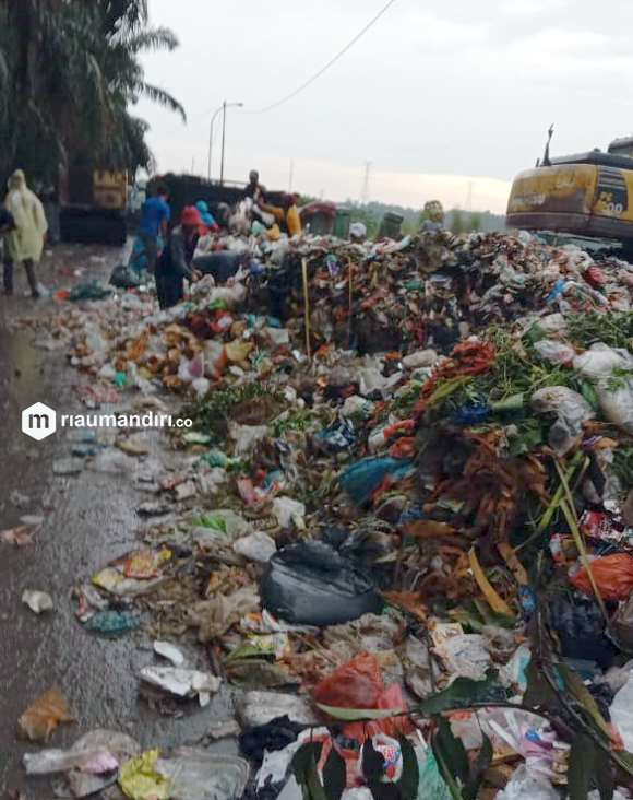 Sampah Melimpah ke Jalan, Warga Tutup Pintu Masuk TPA II Muara Fajar