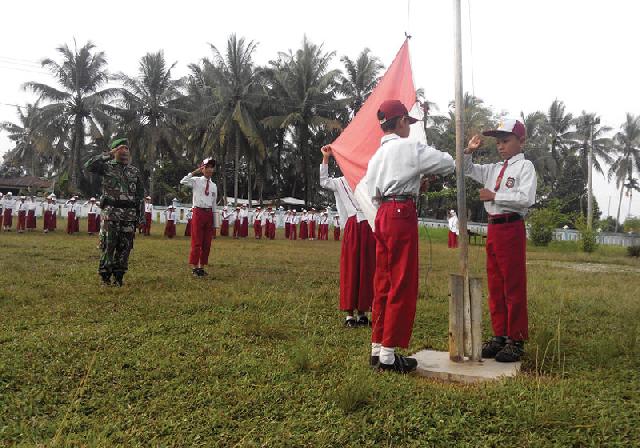 Babinsa 02 Rambah Irup Upacara Bendera