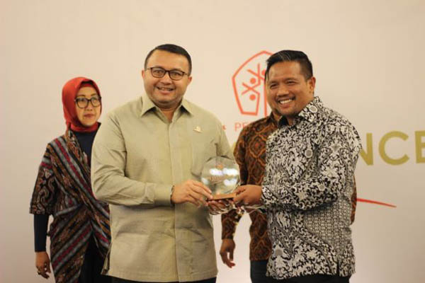 Azizon Nurza Kembali Antarkan PT Mifa Raih PR Excellence Awards 2019