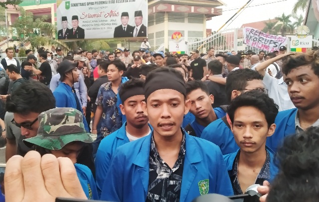 Mahasiswa Nyatakan Mosi Tidak Percaya kepada DPRD Riau