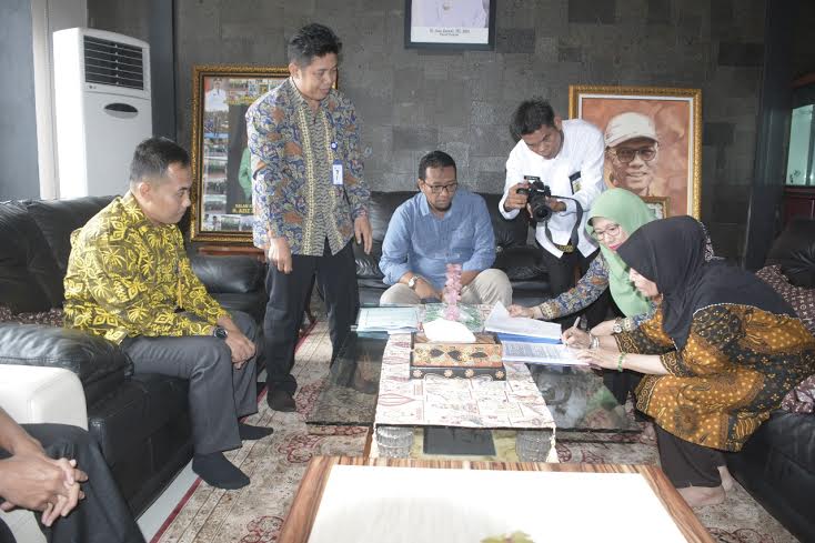 PT Taspen Serahkan Santunan kepada Keluarga Almarhum Bupati Kampar Azis Zaenal