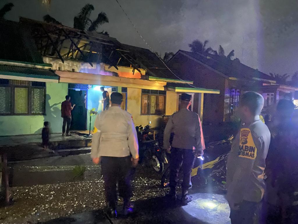 Diterjang Puting Beliung, Puluhan Atap Rumah Warga Berterbangan 