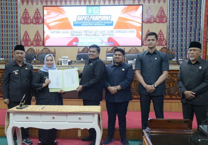 Bupati Kasmarni Sampaikan Ranperda Pertanggungjawaban APBD 2024