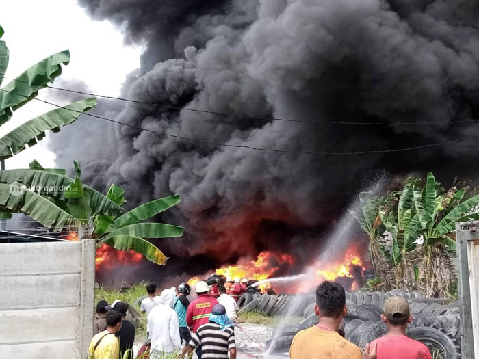 Kebakaran Pabrik Ban Bekas di Pekanbaru Berasal dari Mesin yang Sempat Rusak