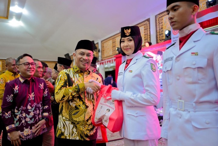 Pemkab Bengkalis Berikan Cenderamata pada Malam Ramah Tamah Peringatan HUT ke-80 RI