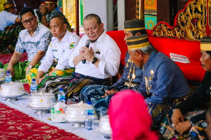 Kunjungi Palopo, Ketua DPD RI Disambut Upacara Adat Kedatuan