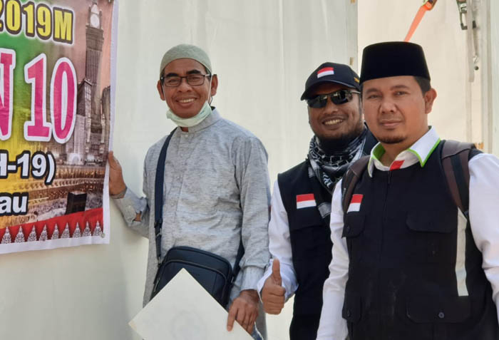 Persiapan Wukuf, Bupati Kuansing dan Tim TPHD Pasang Spanduk di Arafah dan Mina