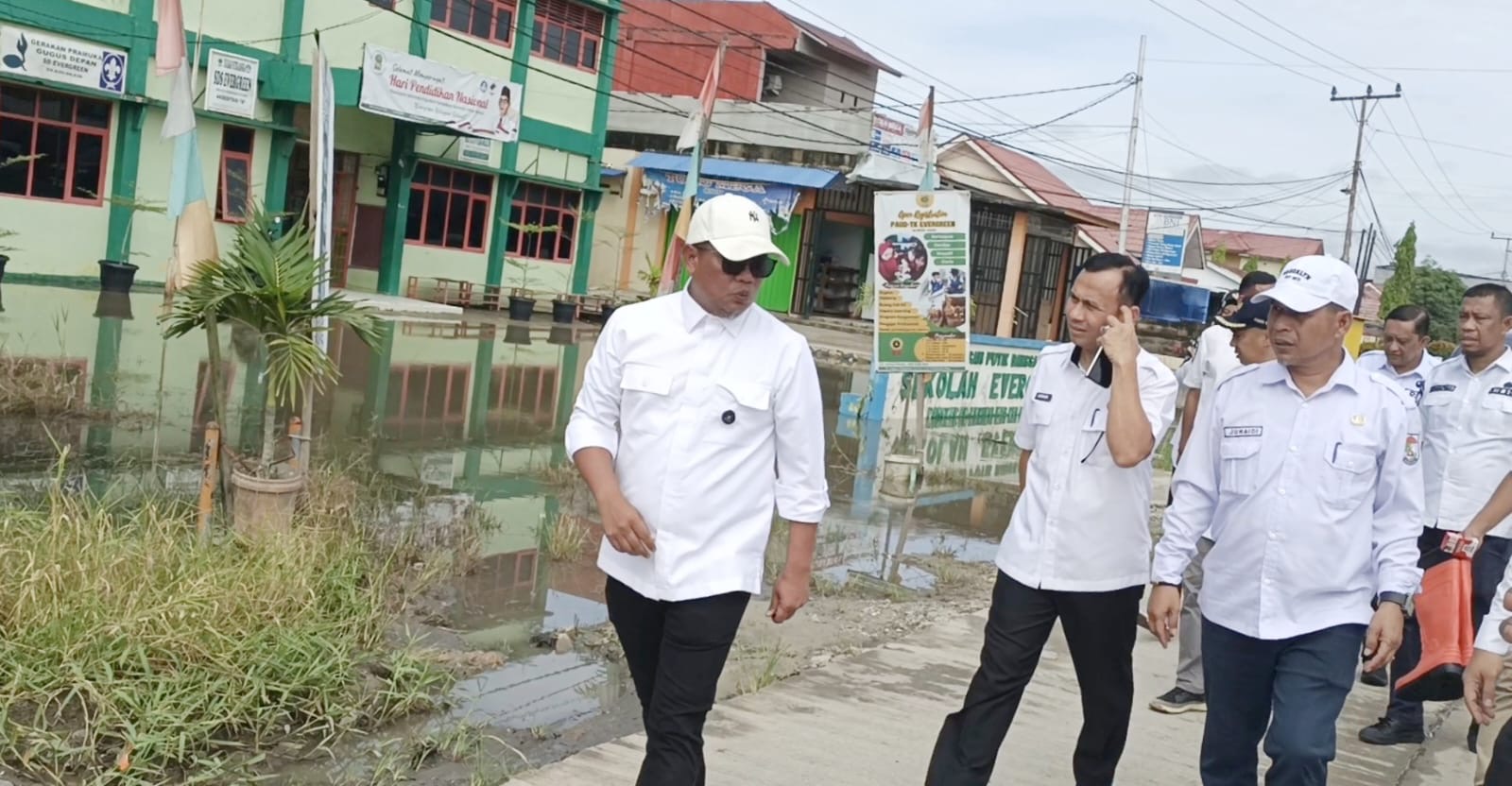 Bupati Zukri Tinjau Lokasi Banjir di Kota Pangkalan Kerinci: Kita Berikan Solusi yang Tepat