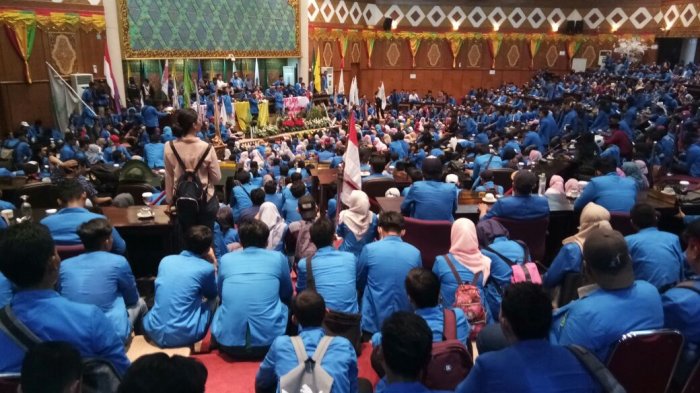 Ribuan Mahasiswa UIR Terobos Gedung DPRD, Minta Jokowi Mundur