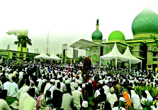 Ribuan Umat Islam Padati Masjid Agung Annur
