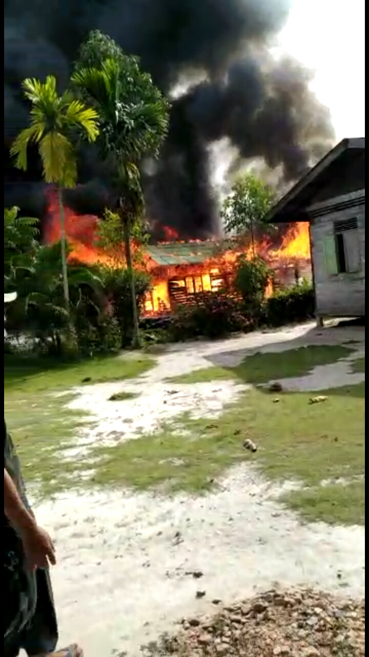 Tak Ada Bantuan Pemadaman, Bahrudin Pasrah Rumahnya Hangus Dilalap Si Jago Merah