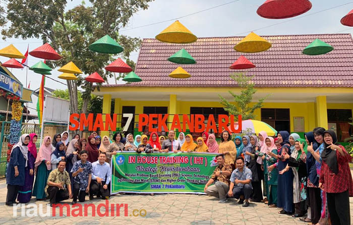 Pelajari Strategi Kewirausahaan, Puluhan Guru Ikuti IHT di SMAN 7 Pekanbaru