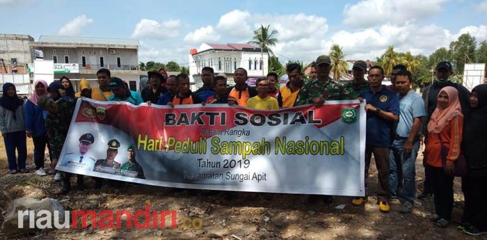 Peringati Hari Peduli Sampah Nasional, Pemerintah Kecamatan Sungai Apit dan Upika Goro Bersama