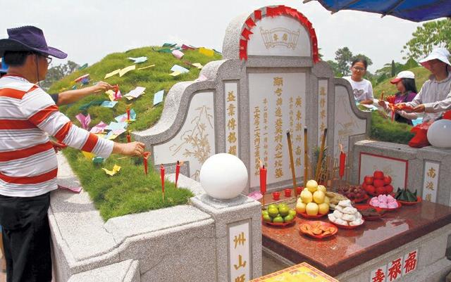 Warga Tionghoa dari Berbagai Daerah Lakukan Ritual Cheng Beng di Selatpanjang