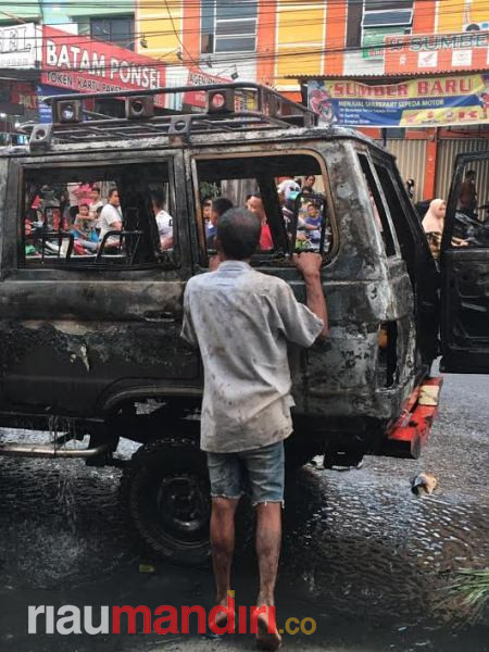 Diduga Korsleting, Mobil Toyota Kijang Jantan Terbakar di Pekanbaru