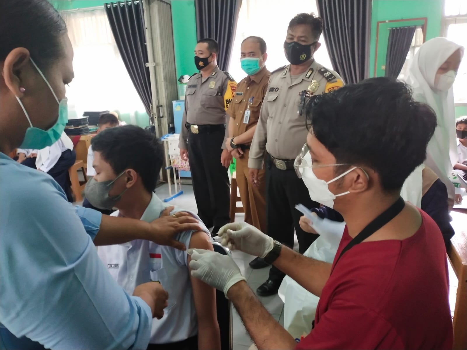 Polsek Senapelan Gelar Vaksin Massal Siswa