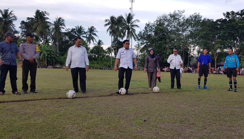 Sekda Meranti Buka Turnamen Bola Kuala Merbau Cup  2018