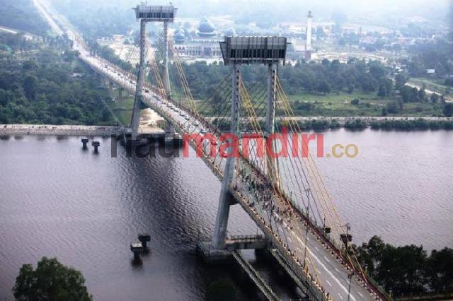 Kendaraan Parkir di Jembatan Tengku Agung Sultanah Latifah Ganggu Pengguna Jalan