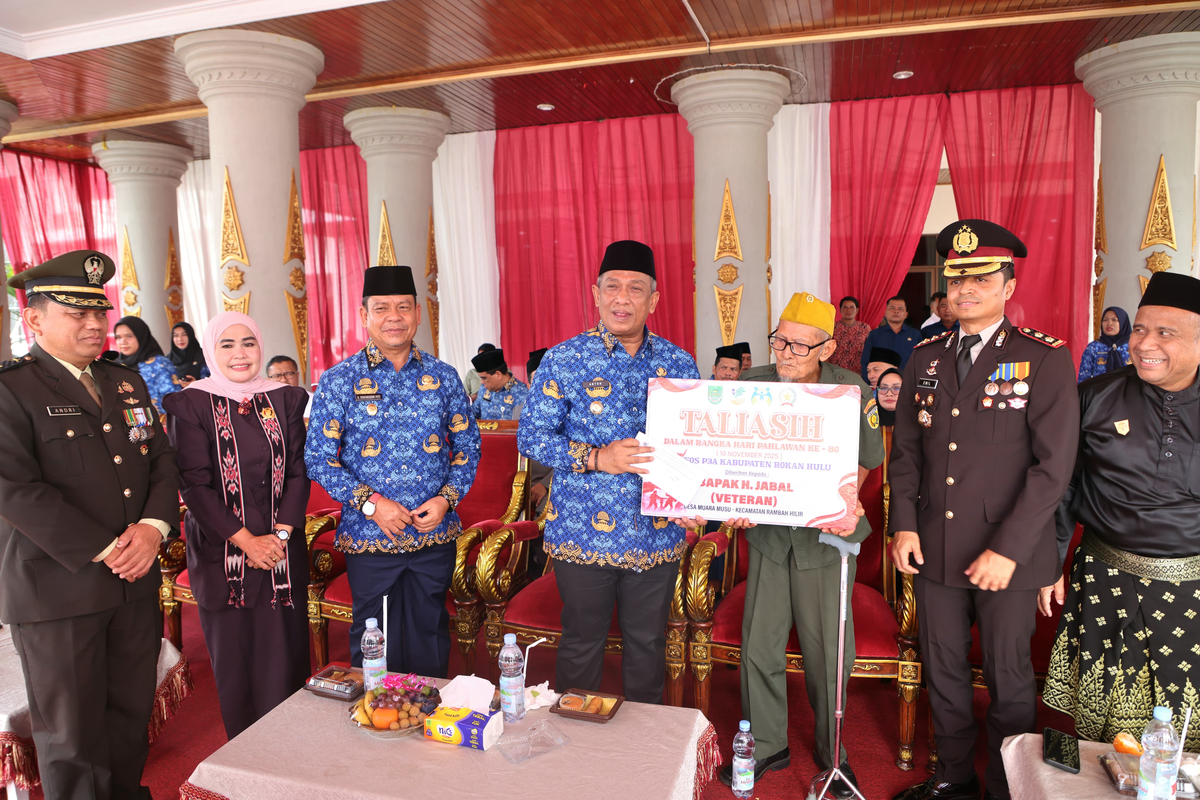 Bupati Anton Berikan Tali Asih ke Veteran di Rohul