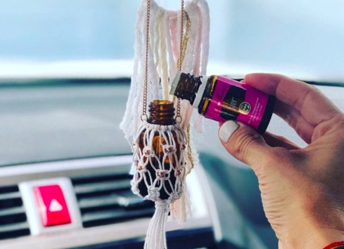 Ini Bahaya Menggantungkan Parfum di Spion Tengah