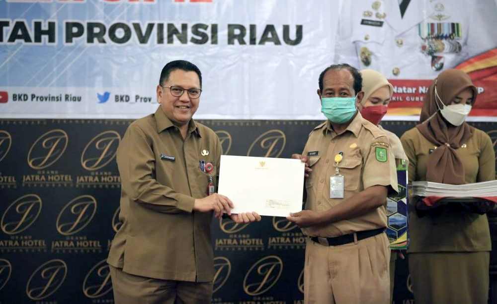 Pemprov Riau Serahkan 55 SK Pensiun ASN
